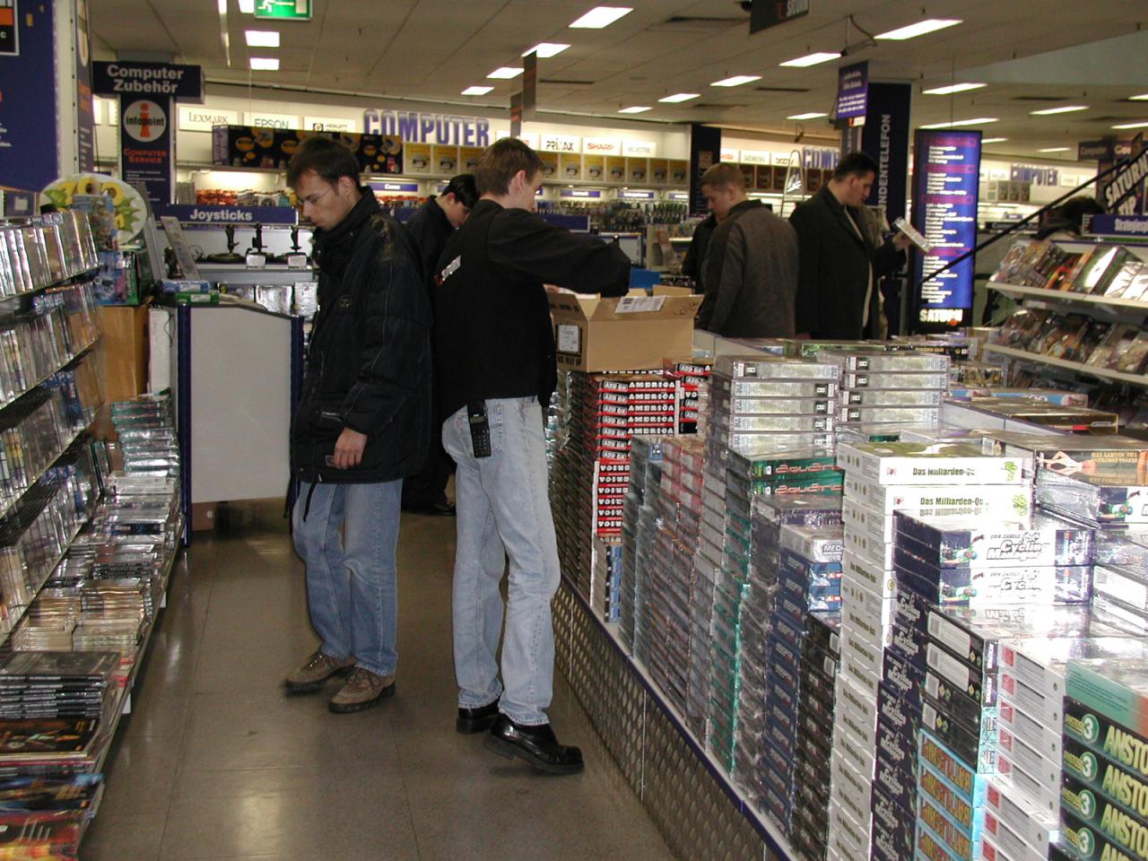 [02/02/2002] Stapelweise: Jeden Morgen müssen neu angekommene Waren einsortiert werden.
